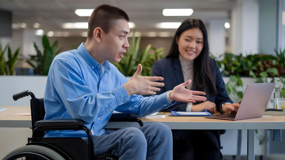 Peserta pelatihan digital inklusif menggunakan laptop dan headphone